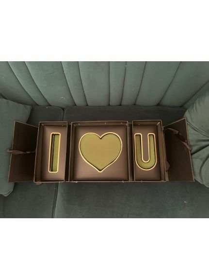Cutie Cadou Cod 20203 – Negru cu burete floral „I ❤️ U”