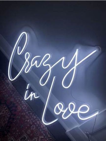 Lampa LED cu litere luminoase „CRAZY IN LOVE” – Alb